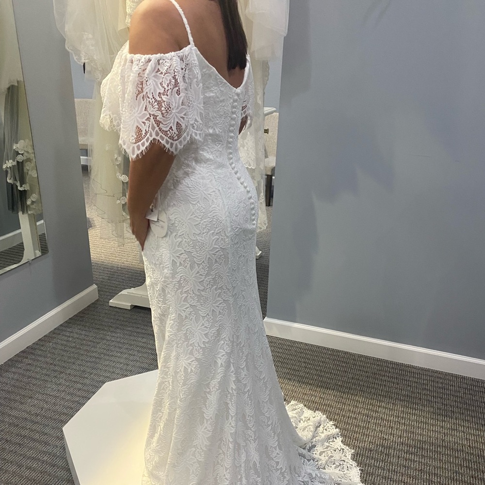 Lace cold shoulder wedding dress size 14; fits like 12